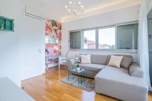 a living room with a couch and a table at Madrugada Apartments in Stari Grad