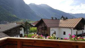 einen Blick auf ein Haus mit Bergen im Hintergrund in der Unterkunft Ondres'n Hof in Längenfeld