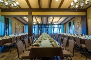 a conference room with a long table and chairs at Resort Strzelnica in Kochcice