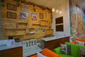 Area soggiorno di The Cabin Tanjung Hotel Wonosobo