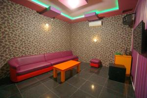 Area soggiorno di The Cabin Tanjung Hotel Wonosobo