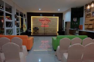 Area soggiorno di The Cabin Tanjung Hotel Wonosobo