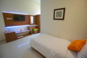 Letto o letti in una camera di The Cabin Tanjung Hotel Wonosobo