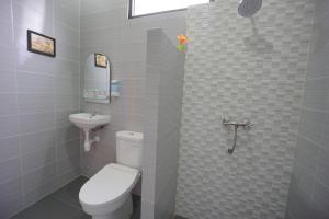 Bagno di The Cabin Tanjung Hotel Wonosobo