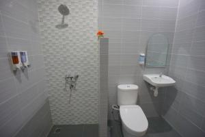 Bagno di The Cabin Tanjung Hotel Wonosobo
