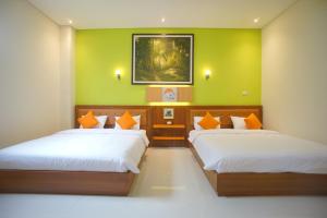 Letto o letti in una camera di The Cabin Tanjung Hotel Wonosobo