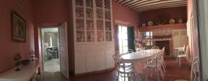 uma cozinha com mesa e cadeiras num quarto em Finca La Florida De San Antonio em Huércal-Overa