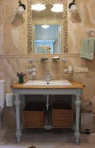 un baño con lavabo y espejo en Leather Lane, en Tiflis