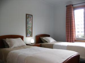 En eller flere senge i et værelse på Oceanfront Apartment