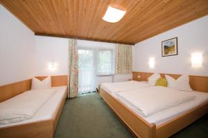 カップルにあるGarni-Austria Kapplの木製天井のドミトリールーム ベッド2台