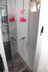 ein Bad mit einer Dusche und einer Glastür in der Unterkunft La Cala Finestrat Apartment in Cala de Finestrat