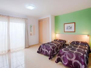 a hotel room with two beds and a window at Hotel Ucanca in Granadilla de Abona