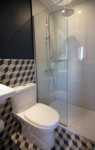 ハニア・タウンにあるDYO Urban Chaniaのバスルーム(トイレ、ガラス張りのシャワー付)