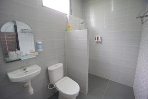 Bagno di The Cabin Tanjung Hotel Wonosobo