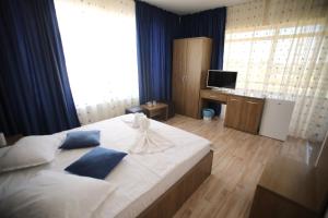 Postel nebo postele na pokoji v ubytování SANTORINI CAMERE DE INCHIRIAT mamaia nord