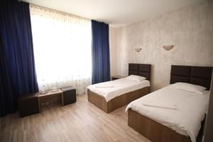 Un pat sau paturi într-o cameră la Vila Santorini Mamaia Nord