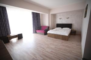 Postel nebo postele na pokoji v ubytování SANTORINI CAMERE DE INCHIRIAT mamaia nord