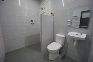 Bagno di The Cabin Tanjung Hotel Wonosobo