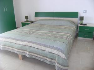 ポンツァにあるMagi - Begoniaのベッド(緑のヘッドボード、ナイトスタンド付)