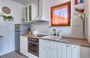 Kuchyň nebo kuchyňský kout v ubytování Lantana Apartment