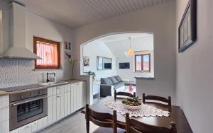 Kuchyň nebo kuchyňský kout v ubytování Lantana Apartment