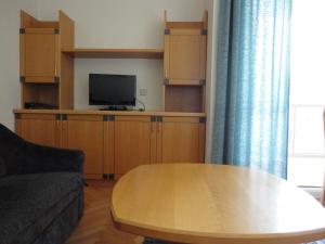 ein Wohnzimmer mit einem Couchtisch und einem TV in der Unterkunft Ferienwohnung Rogatsch in Sankt Kanzian am Klopeiner See