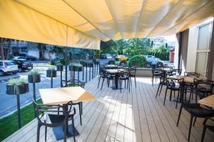 een patio met tafels en stoelen in een gebouw bij Hotel Bistrita in Bistriţa