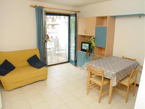 - une cuisine et une salle à manger avec une table et des chaises dans l'établissement Residence Terme, à Grado