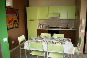 eine Küche mit einem Tisch mit Tellern und Gläsern darauf in der Unterkunft Djasal Moradias Apartment in Santa Maria