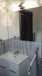 uma casa de banho com um lavatório e um espelho em Domki Heaven Kujanki em Kujanki