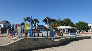 - une aire de jeux pour enfants sur la plage dans l'établissement Villa pecheur, à Damgan