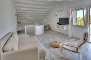salon z białą kanapą i telewizorem w obiekcie Apartamento Ferrera Park 622 w mieście Cala Ferrera