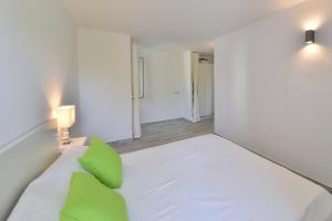 Łóżko lub łóżka w pokoju w obiekcie Apartamento Ferrera Park 622