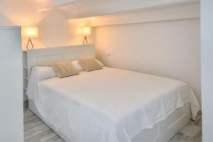Łóżko lub łóżka w pokoju w obiekcie Apartamento Ferrera Park 622