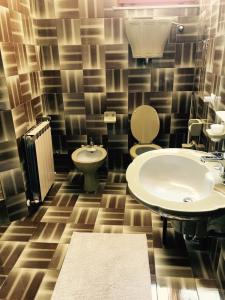 een badkamer met een wastafel en een toilet bij B&B La Dimora del Capitano in Fabriano
