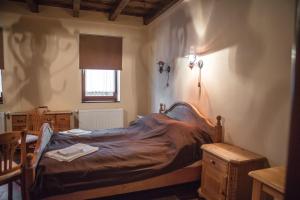Un pat sau paturi într-o cameră la Csaronda Vendegház
