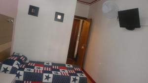 Postel nebo postele na pokoji v ubytování Hostal Lima