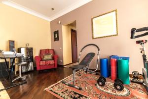 sala de estar con cinta de correr y silla en Il Sorriso di Liu', en Agrigento