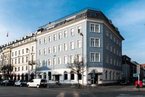 een groot wit gebouw in een straat met auto's aan de voorkant bij Gästehaus Centro in Konstanz