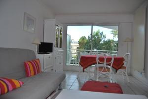 a living room with a couch and a table at Appartement La Baule Plage in La Baule
