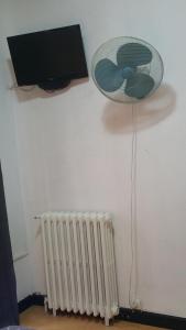 TV a/nebo společenská místnost v ubytování Hostal Lima