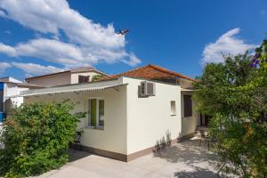 ein Flugzeug fliegt über ein Haus in der Unterkunft Apartment Nane in Trogir