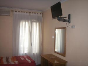 A television and/or entertainment centre at Hostal La Nava