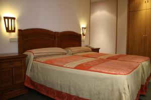 Tempat tidur dalam kamar di Hostal La Nava