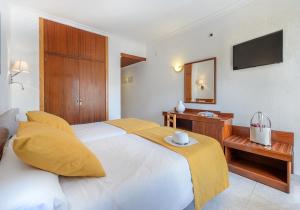 A bed or beds in a room at Aparthotel Vibra Bay
