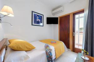 A bed or beds in a room at Aparthotel Vibra Bay