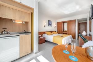 A bed or beds in a room at Aparthotel Vibra Bay