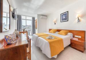 A bed or beds in a room at Aparthotel Vibra Bay
