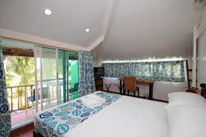 Giường trong phòng chung tại Bluewaves Beach House