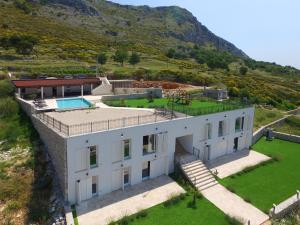 una vista aérea de una casa con piscina en Villa View 4 You, en Podstrana